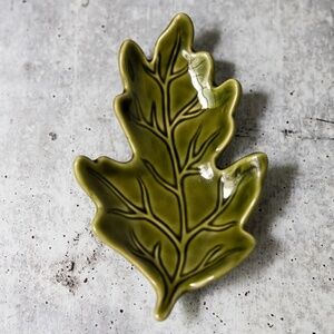 Sur la Table green ceramic pottery oak leaf trinket appetizer soap dish 6"x4"